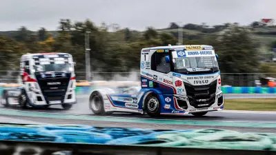 Always on the ideal racing line even in the rain thanks to maximum concentration and Bosch Aerotwin wiper blades.